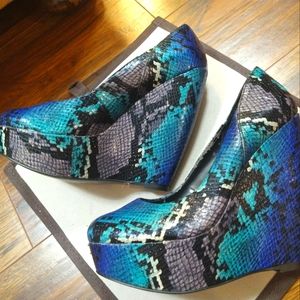 Aldo blue leopard print wedge heels size 8